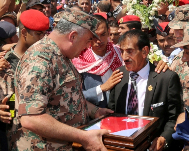 القيادة العامة للقوات المسلحة الأردنية تشيع جثمان الشهيد الملازم أول الطيار الخوالدة